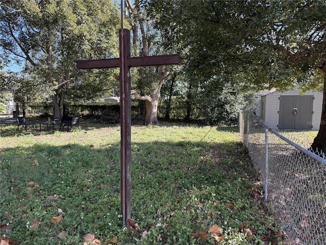 view of yard with a shed