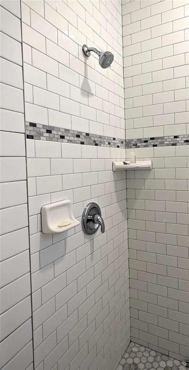 bathroom featuring a tile shower