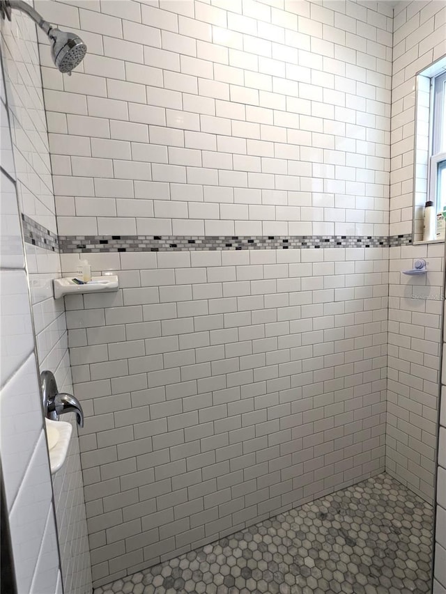 bathroom featuring a tile shower