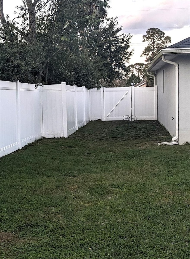 view of yard at dusk