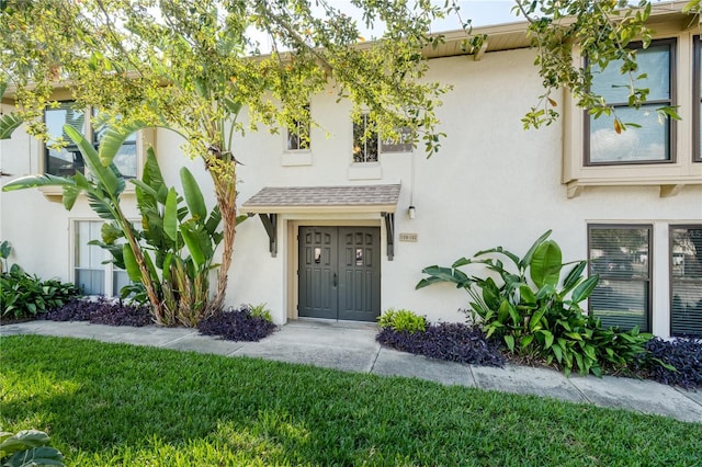 multi unit property featuring a front yard