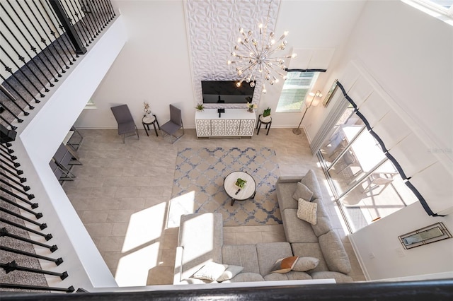 living room featuring an inviting chandelier and a high ceiling