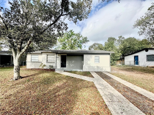 view of front of property featuring a front lawn