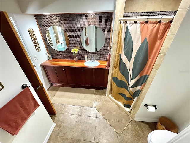 bathroom featuring double vanity, curtained shower, a sink, and toilet