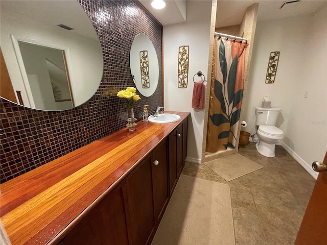 bathroom with baseboards, decorative backsplash, toilet, a shower with curtain, and vanity