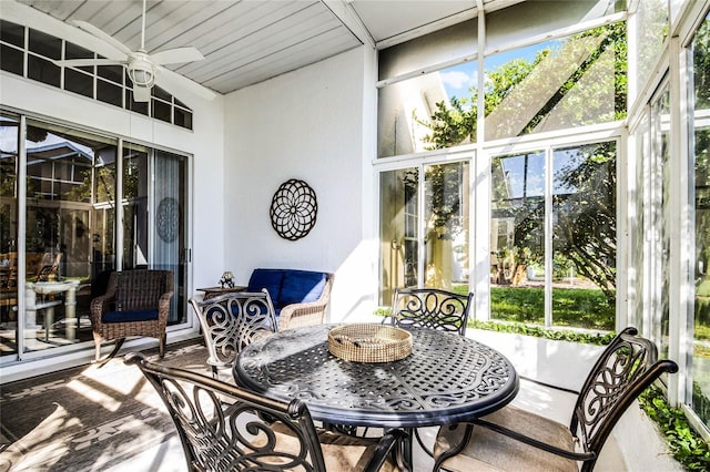 sunroom with ceiling fan