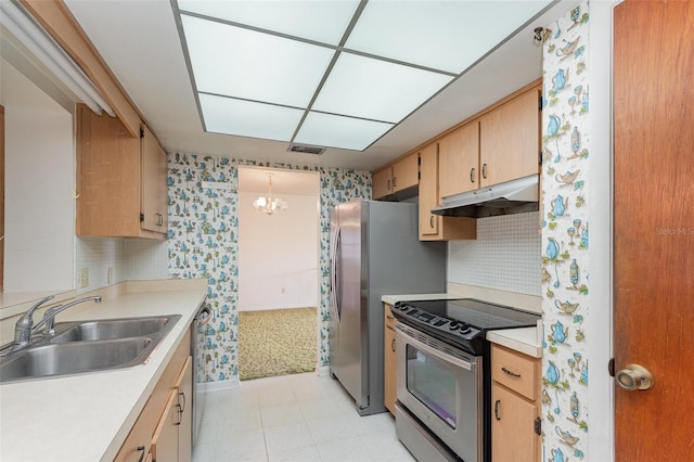 kitchen featuring sink, backsplash, a chandelier, stainless steel range with electric stovetop, and hanging light fixtures