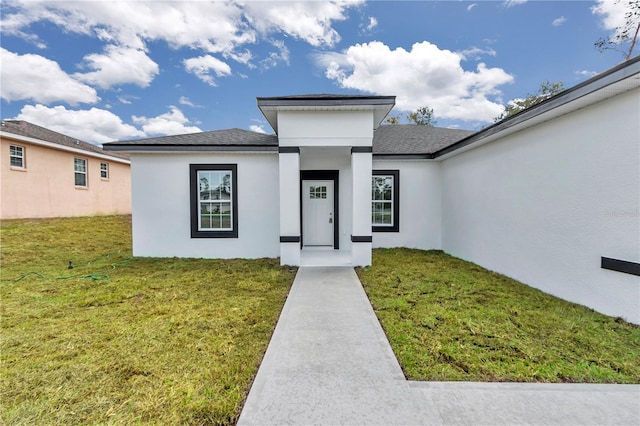 view of front of property featuring a front yard