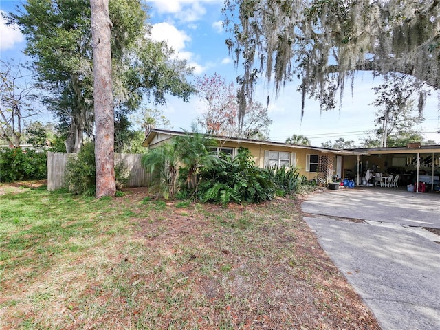 single story home with a front lawn