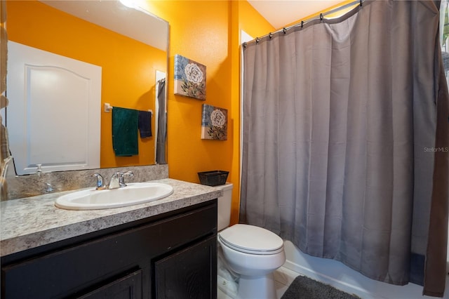 full bathroom with shower / tub combo with curtain, vanity, and toilet