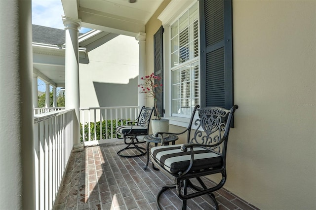 balcony featuring covered porch