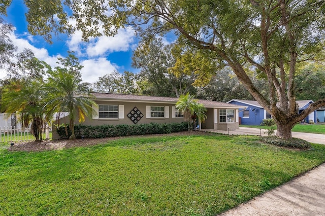 single story home with a front lawn