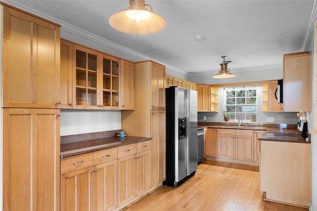 kitchen with stainless steel appliances, crown molding, sink, and pendant lighting