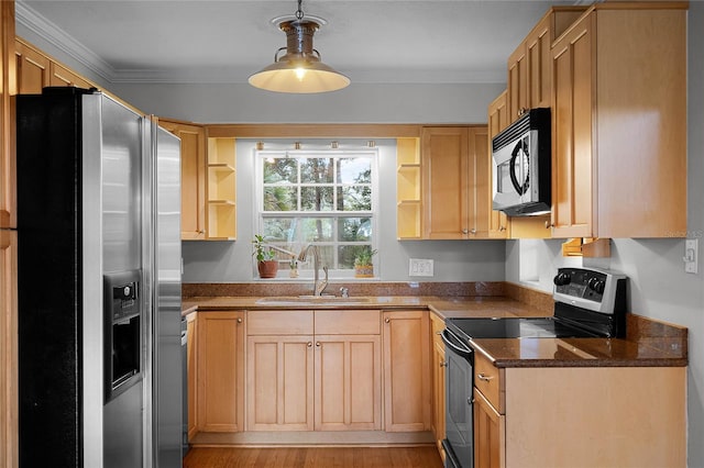 kitchen featuring pendant lighting, stainless steel appliances, crown molding, and sink