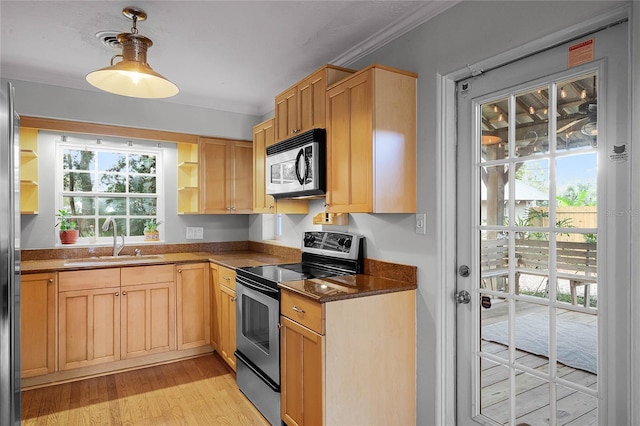 kitchen featuring light brown cabinetry, sink, stainless steel appliances, crown molding, and light wood-type flooring