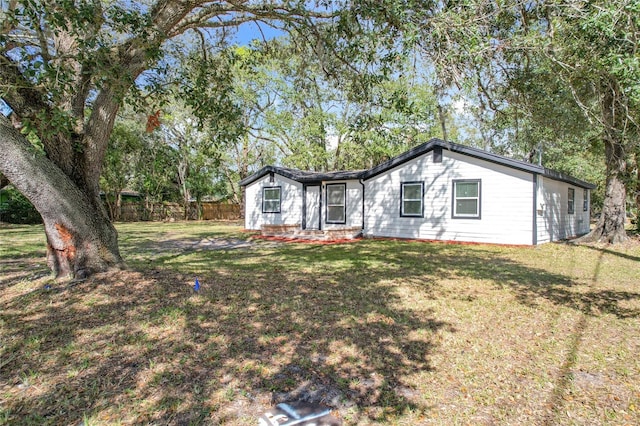 ranch-style home featuring a front lawn