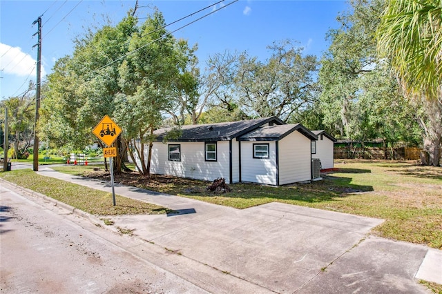 view of front of house featuring a front yard