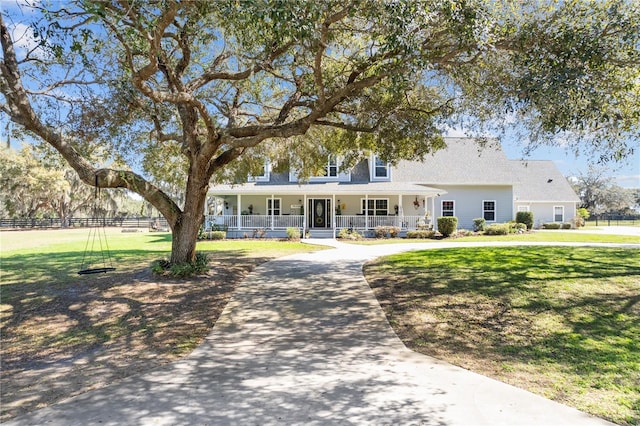 view of front of property featuring covered porch and a front yard