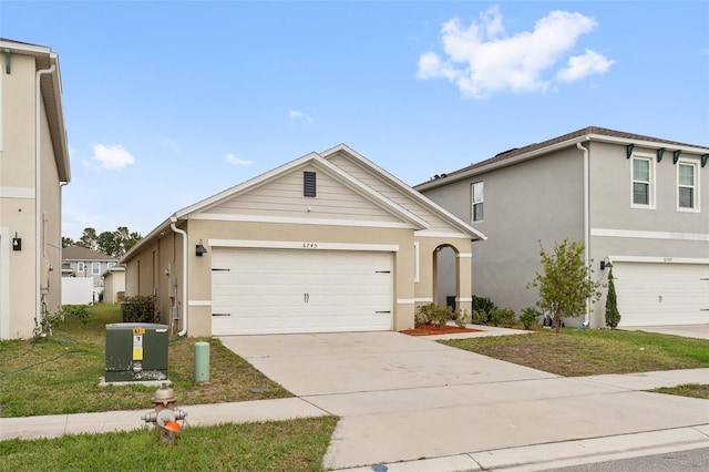 view of front of home featuring a garage and a front yard