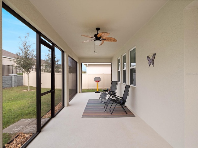 sunroom with ceiling fan