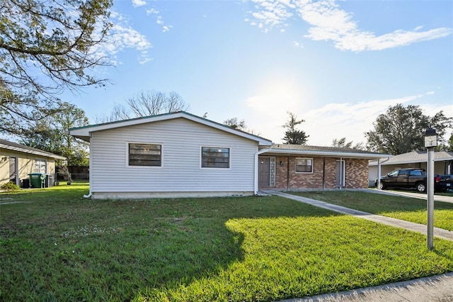 single story home with a front lawn