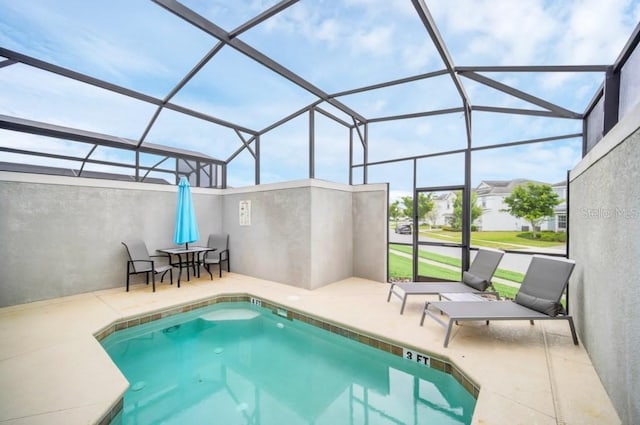 9017 Dogleg Dr, Davenport, FL 33896 - view of swimming pool featuring a patio area, a swimming pool, and glass enclosure