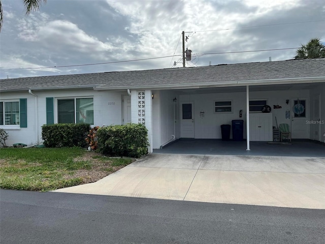 view of front of house with a carport and a front lawn