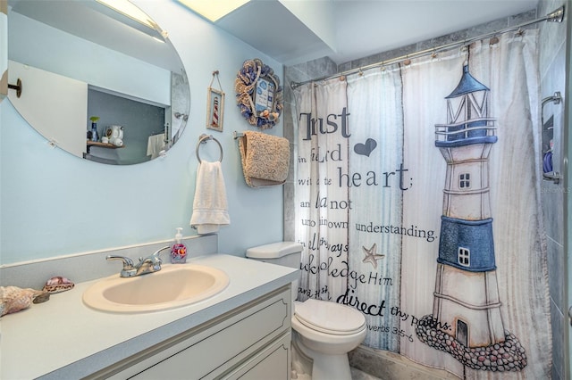 full bath with toilet, vanity, and a shower with curtain