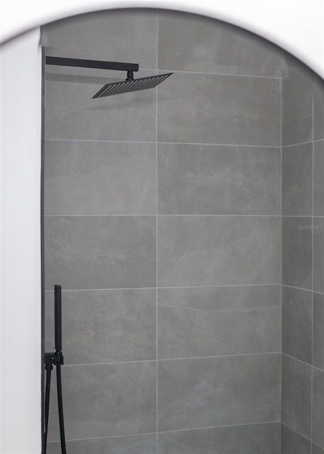 room details featuring tiled shower