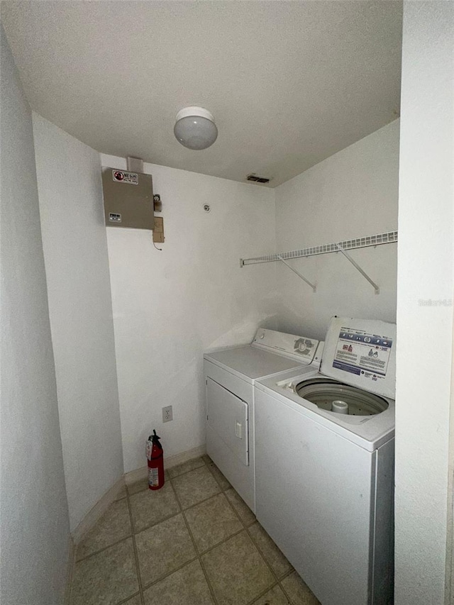 laundry area featuring light tile patterned flooring and independent washer and dryer