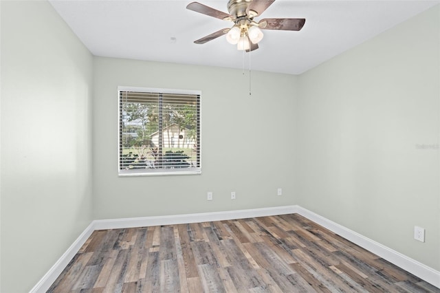 unfurnished room with dark wood-type flooring and ceiling fan