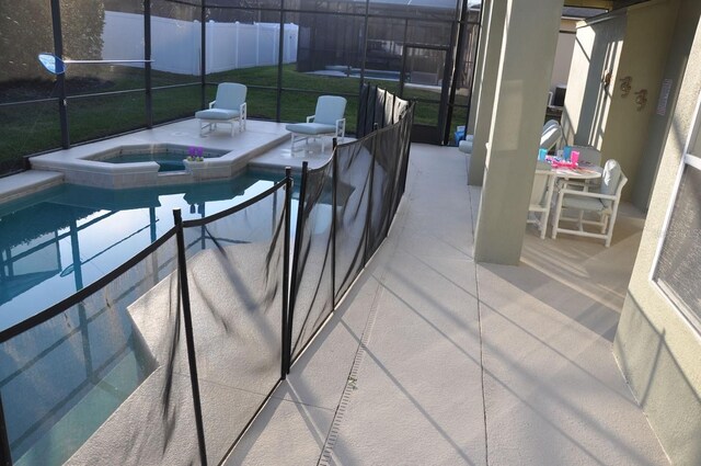 913 Henley Cir, Davenport, FL 33896 - exterior space featuring a pool with hot tub and glass enclosure