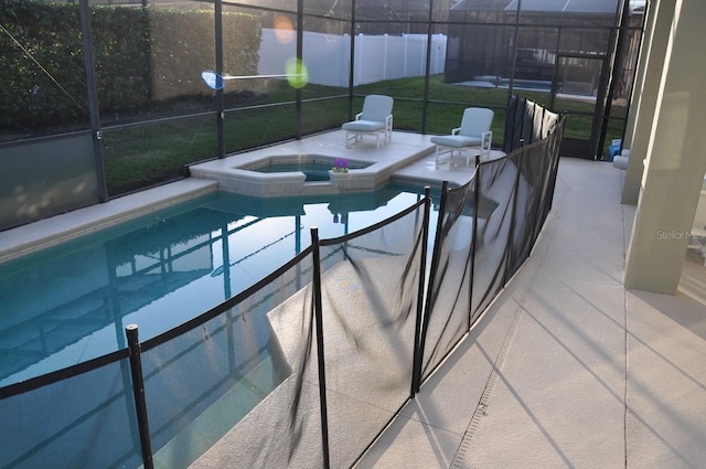 913 Henley Cir, Davenport, FL 33896 - view of pool with an in ground hot tub, a yard, glass enclosure, and a patio