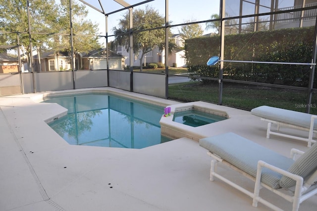 913 Henley Cir, Davenport, FL 33896 - view of pool with an in ground hot tub, glass enclosure, and a patio area