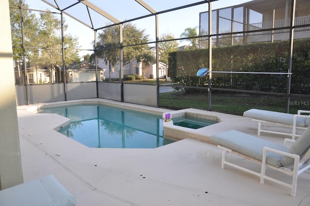 913 Henley Cir, Davenport, FL 33896 - view of swimming pool with a patio area, an in ground hot tub, and glass enclosure
