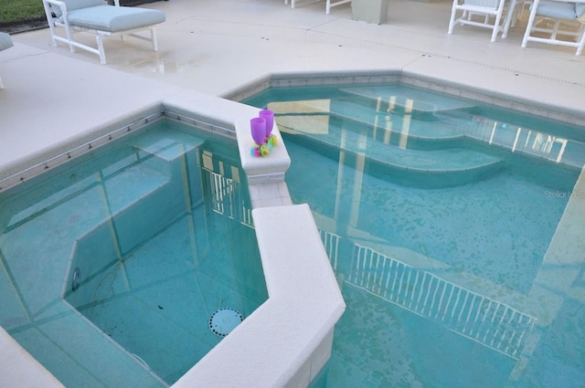 913 Henley Cir, Davenport, FL 33896 - view of pool with a diving board and a patio