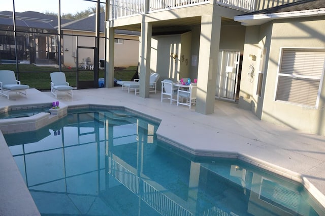 913 Henley Cir, Davenport, FL 33896 - view of swimming pool with an in ground hot tub and a patio