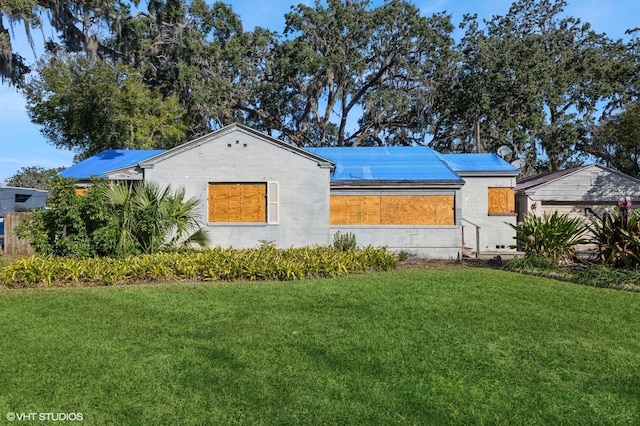 view of front of home with a front yard