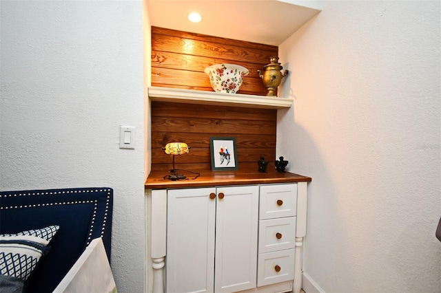 1611 Chestnut Ave, Winter Park, FL 32789 - detailed view of baseboards
