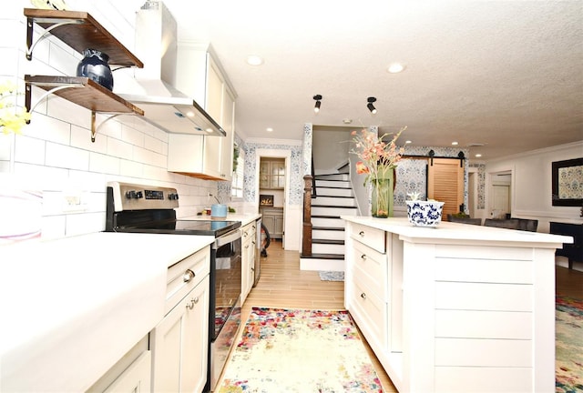 1611 Chestnut Ave, Winter Park, FL 32789 - kitchen featuring stainless steel electric range oven, a barn door, light wood finished floors, crown molding, and recessed lighting