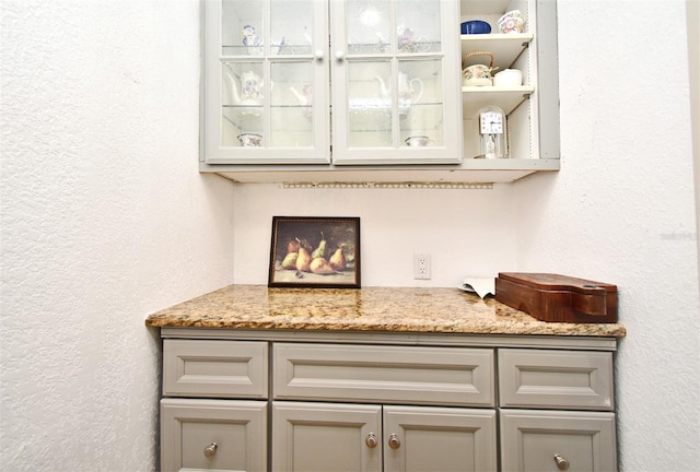 1611 Chestnut Ave, Winter Park, FL 32789 - bar with a textured wall