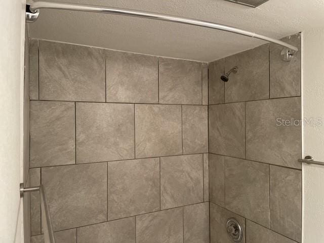 details featuring tiled shower / bath