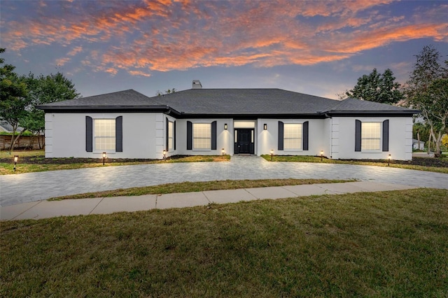 view of front of house featuring a yard