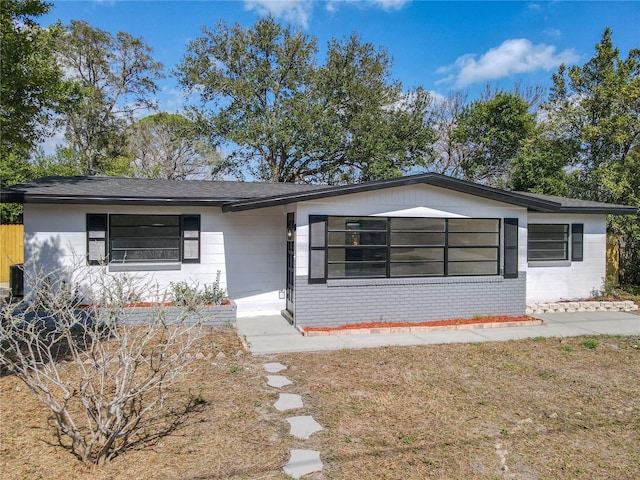 view of front of house featuring a front yard