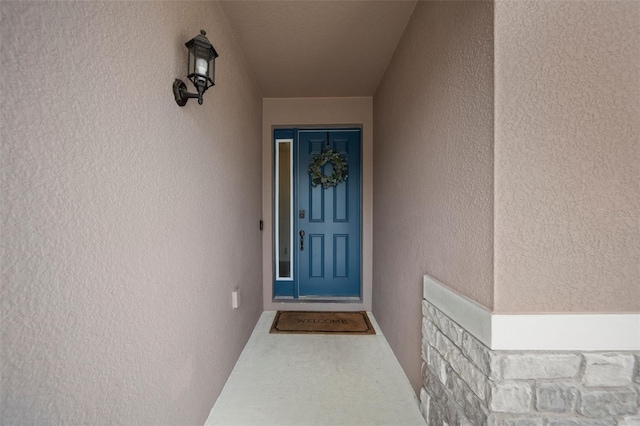 view of exterior entry with stucco siding