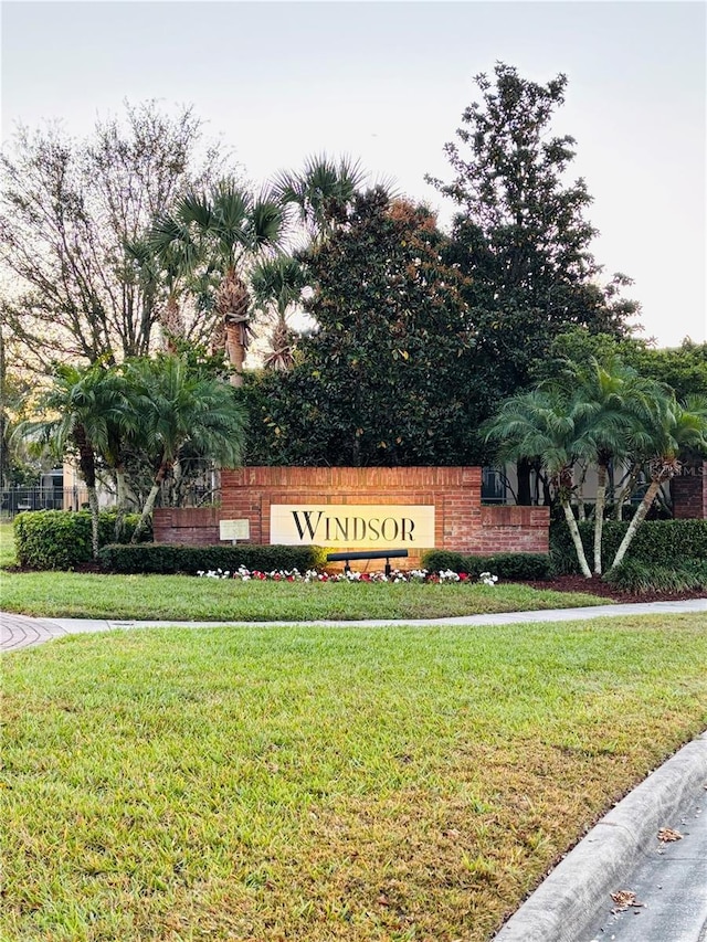 community sign with a yard