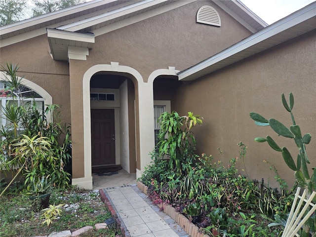 property entrance featuring stucco siding