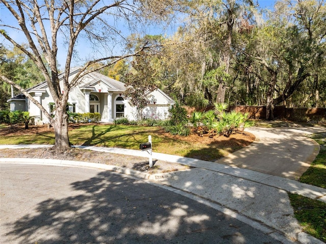 view of front of house featuring a front lawn