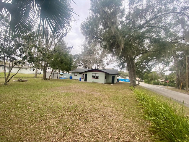 view of yard with a storage unit