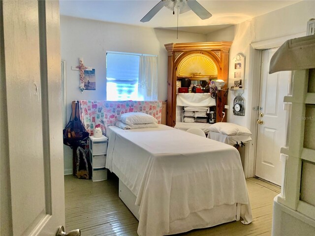 bedroom featuring light wood finished floors and a ceiling fan